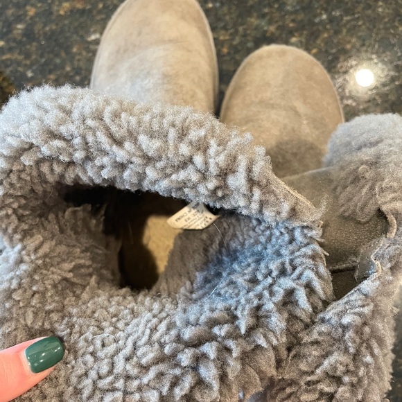 UGGS- Gray. Slightly used. Size 8W - Picture 5 of 8